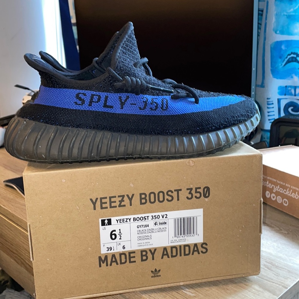 Yeezy boost 350 v2 dazzling blue! (Box included with original paper!)